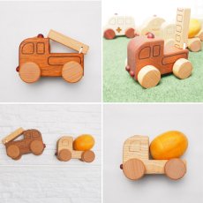 画像4: 木のおもちゃ 車 木製 ミニカーお楽しみ3個セット 働く車シリーズ 消防車 パトカー 救急車 ミキサー車から3つ (4)
