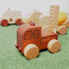画像10: 木のおもちゃ 車 赤ちゃん おもちゃ ミニカー 5個セット 働く車シリーズ  パトカー 消防車 救急車 ミキサー車 バス 名入れ収納バッグプレゼント (10)