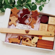 画像2: 出産祝い おもちゃ 0歳 1歳 名入れ ギフトセット すくすく積み木セット 赤ちゃん おもちゃ お名前ハンガー 音つみき ドミノ 動物おもちゃ (2)