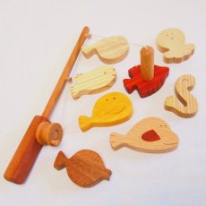 画像4: 木のおもちゃ 魚釣り 魚つり遊びセット つりざお 磁石つきお魚８個入り 収納バッグ付 名入れチャームプレゼント (4)