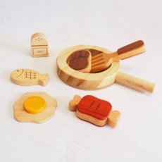 画像4: おままごと フライパンセット 食材 調理器具 フライパン 肉 目玉焼き 魚 ままごとセット 木製 木のおもちゃ 無着色 スプソリ (4)
