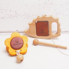 画像8: 赤ちゃんのびのびセット 楽器おもちゃ2個 ライオン 紐通し 名入れチャームつき (8)