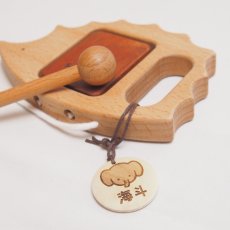 画像12: 赤ちゃんのびのびセット 楽器おもちゃ2個 ライオン 紐通し 名入れチャームつき (12)