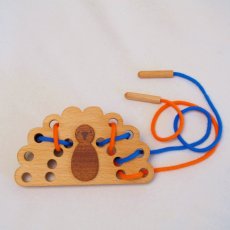 画像2: 知育玩具 紐通し クジャク 知育おもちゃ 3歳 4歳 ひも通し おもちゃ (2)