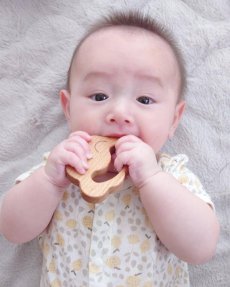 画像2: 歯固め 木製 赤ちゃん 名入れつき 木のおもちゃ 赤ちゃんおもちゃ 名前入り (2)