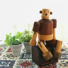 画像4: 木のおもちゃ 木製ロボット タルボ 手足の関節も自由自在に動く 木のロボット 人形 名入れチャームつき (4)