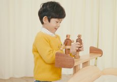 画像12: 木のおもちゃ 木製ロボット タルボ 手足の関節も自由自在に動く 木のロボット 人形 名入れチャームつき (12)