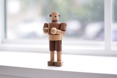 画像11: 木のおもちゃ 木製ロボット タルボ 手足の関節も自由自在に動く 木のロボット 人形 名入れチャームつき (11)