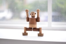 画像8: 木のおもちゃ 木製ロボット タルボ 手足の関節も自由自在に動く 木のロボット 人形 名入れチャームつき (8)