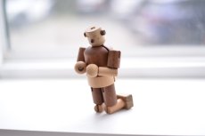 画像6: 木のおもちゃ 木製ロボット タルボ 手足の関節も自由自在に動く 木のロボット 人形 名入れチャームつき (6)