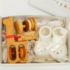 画像2: 出産祝い 木のおもちゃ ラトルソックス入りギフト カタカタセット 赤ちゃん おもちゃ 0歳 名入れつき (2)