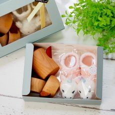 画像2: 出産祝い ギフトセット 木のおもちゃ ラトルソックス入り ベビーギフト 2点セット (2)