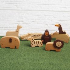 画像2: 動物人形8個 サファリのおともだち 木のおもちゃ ごっこ遊び アニマル ワニ サイ キリン シマウマ ゴリラ ゾウ ライオン オオハシ (2)