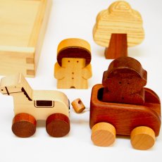 画像8: 【在庫一掃SALE】木のおもちゃ お馬さんとカート ごっこ遊びおもちゃセット 木製人形入り 木箱つき (8)