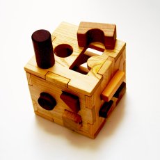 画像1: 【在庫一掃SALE】 積み木 型はめパズル キューブボックス 組立式 1歳 2歳 知育玩具 パズル 図形遊び 天然木 つみき 木製 (1)