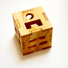 画像3: 【在庫一掃SALE】 積み木 型はめパズル キューブボックス 組立式 1歳 2歳 知育玩具 パズル 図形遊び 天然木 つみき 木製 (3)