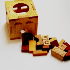 画像8: 【在庫一掃SALE】 積み木 型はめパズル キューブボックス 組立式 1歳 2歳 知育玩具 パズル 図形遊び 天然木 つみき 木製 (8)