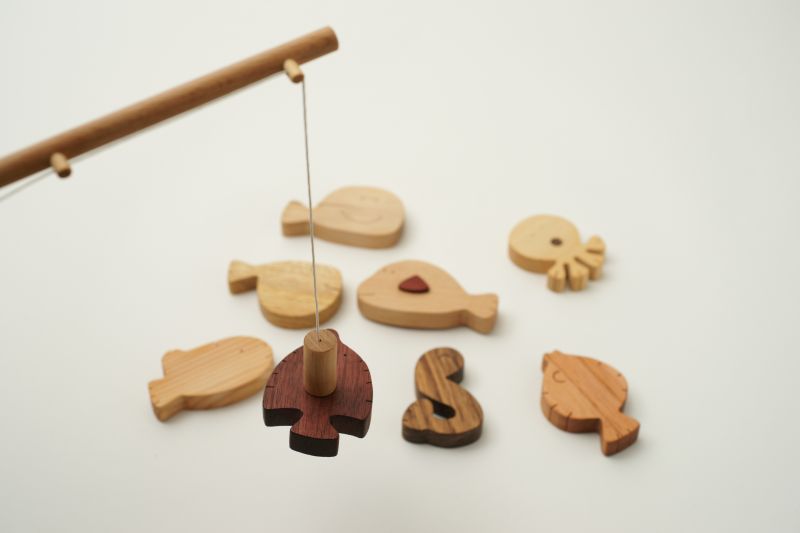 木のおもちゃ 木のおもちゃ 魚釣り 魚つり遊びセット つりざお 磁石つきお魚８個入り 木のおもちゃと子ども家具スプソリ