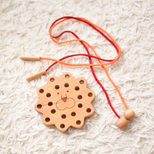 木のおもちゃ 知育玩具 紐通し ライオン 知育おもちゃ 3歳 4歳 ひも通し おもちゃ 木のおもちゃと子ども家具スプソリ