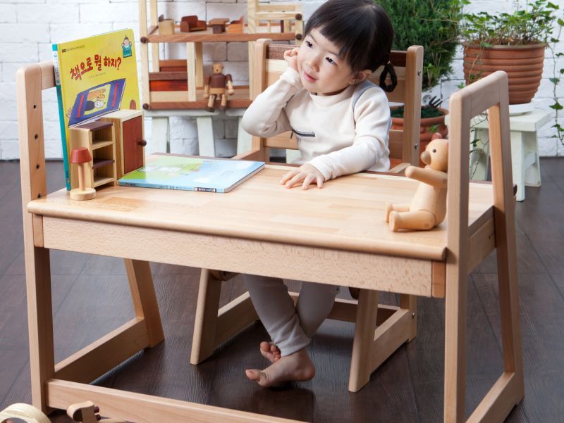 画像1: Q:幼児用の机と椅子を探しているのですが，もっと安いので済ませようかと悩んでいます。 (1)