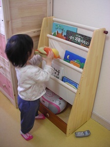 画像1: 子どもの寝室にぴったりの本棚です〜 (1)